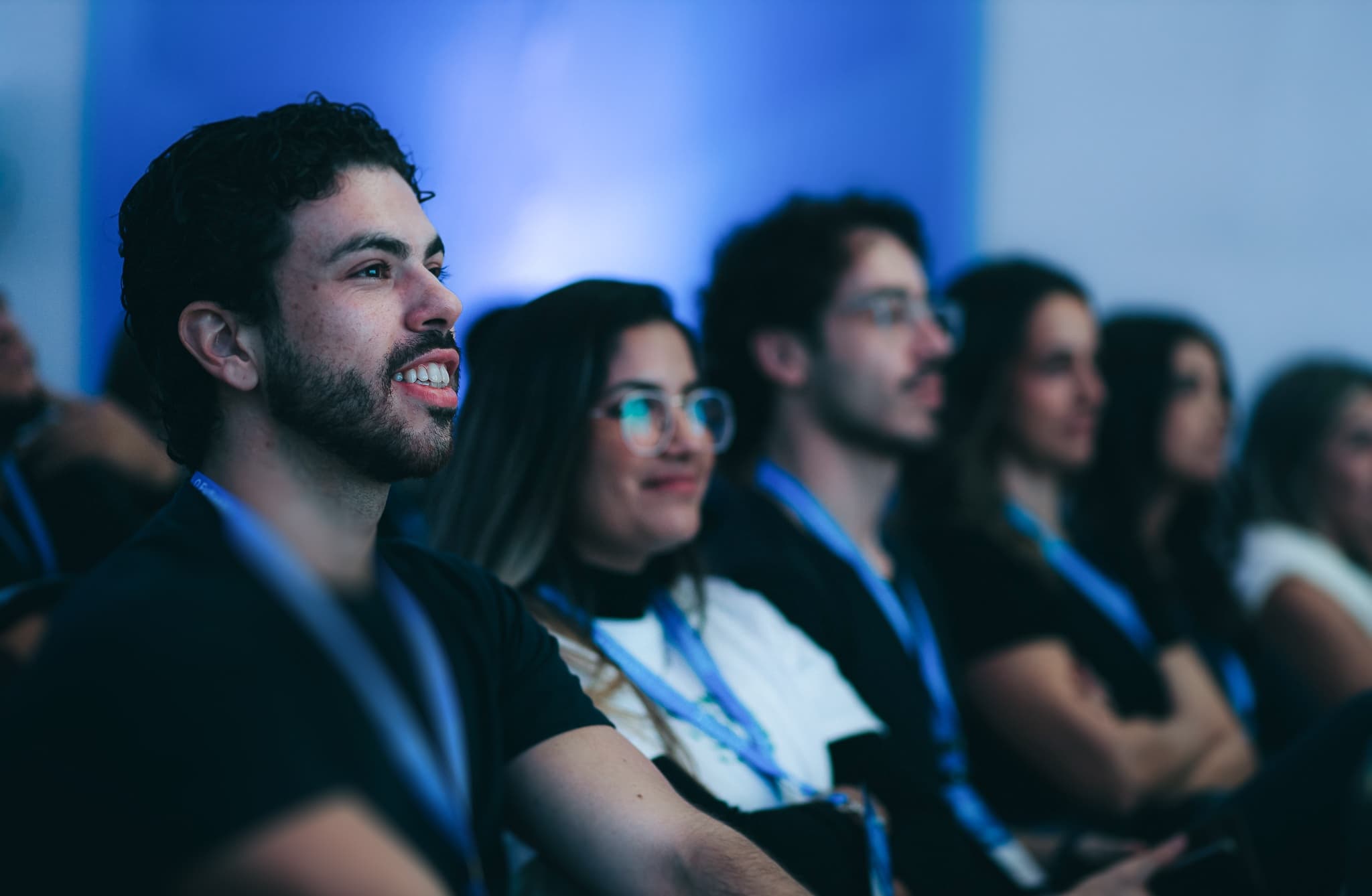 Pessoas em um ambiente de trabalho moderno